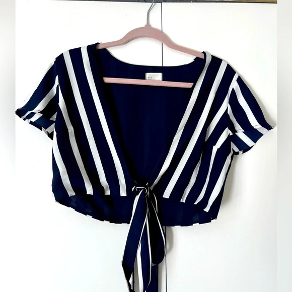 dee elle Tops - ❌Sold❌

💐Beautiful striped cropped coverup